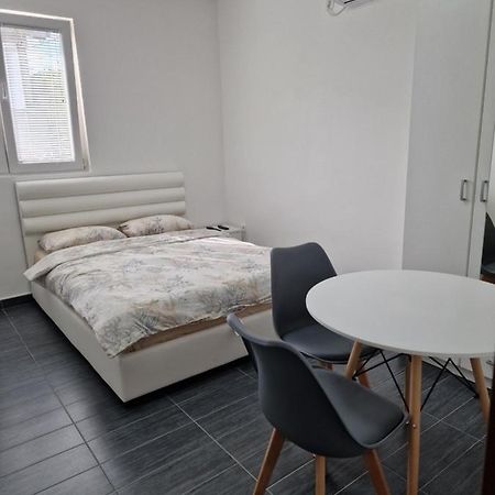 Apartman Tolosi 2 Apartment Podgorica Bagian luar foto